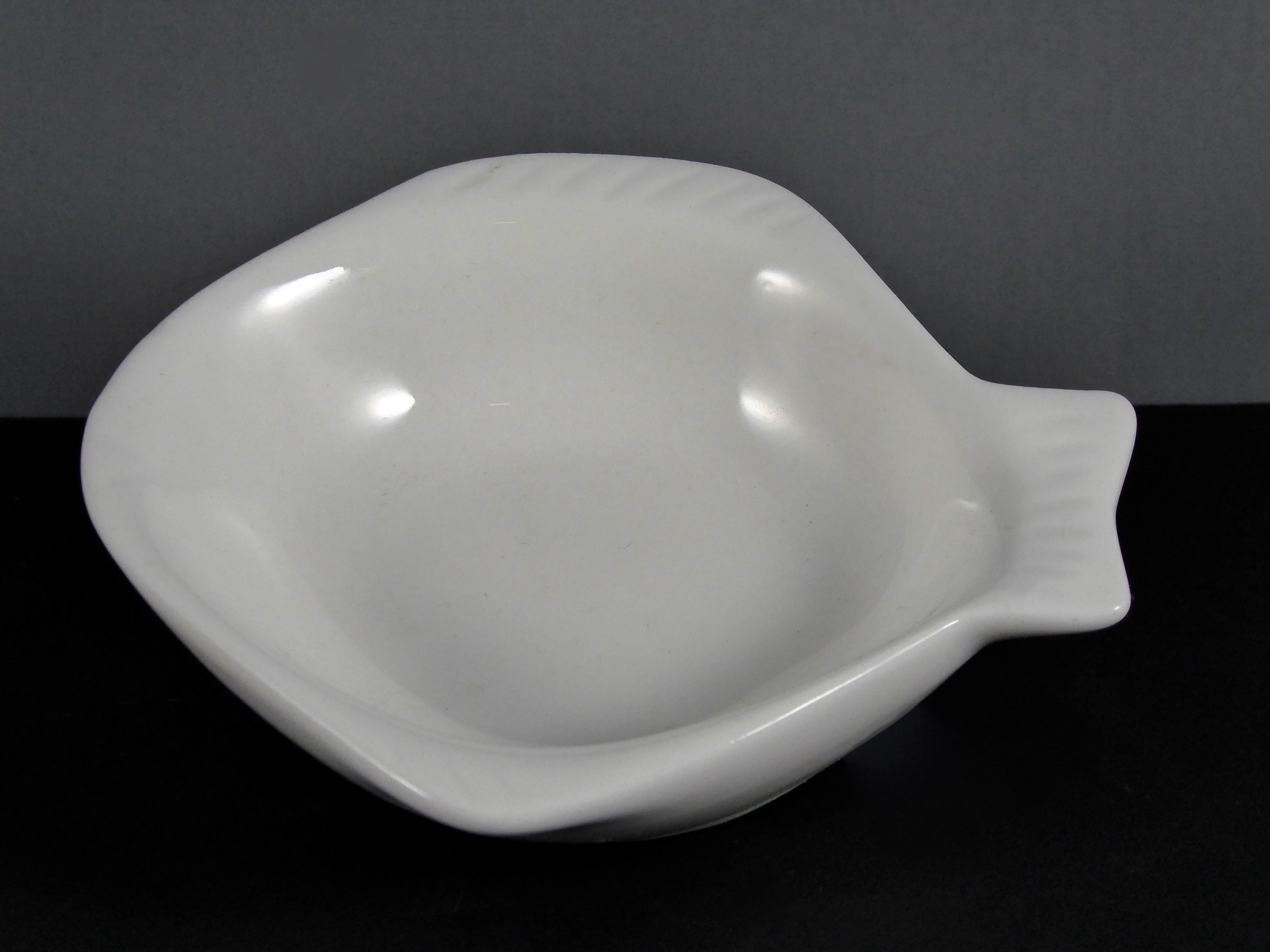 #4246 BOWL 4″ FISH SHAPE (2 OZ.) – White Ceramic, Whimsical Design for Serving & Decor – Sold by Case