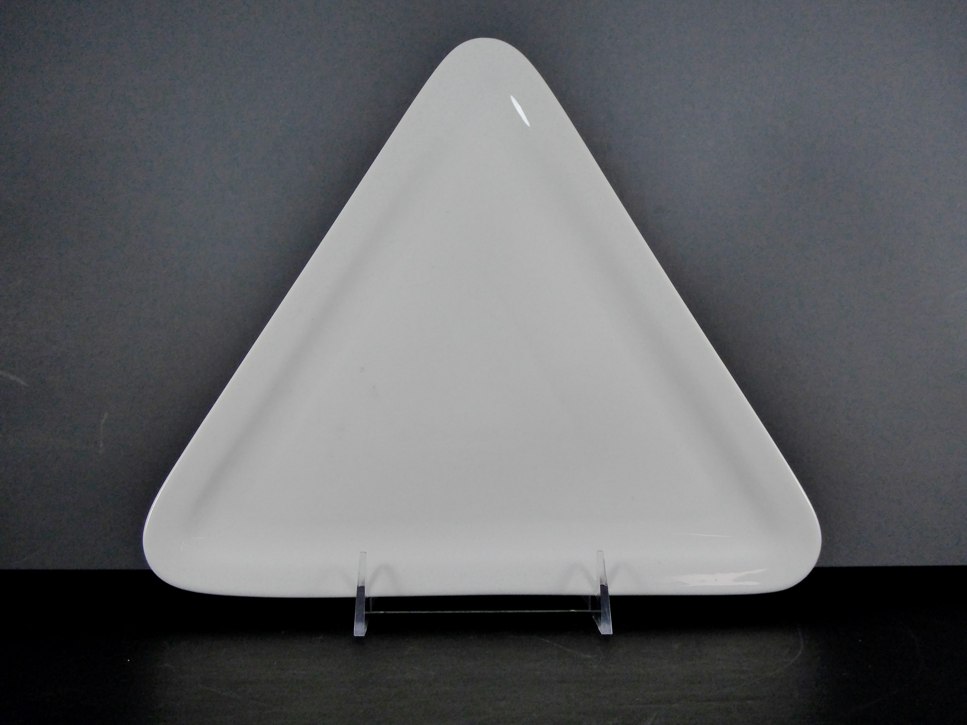 #7717 PLATE 9.5" TRIANGLE - High - Quality Ceramic Triangular Plate for Serving and Decor